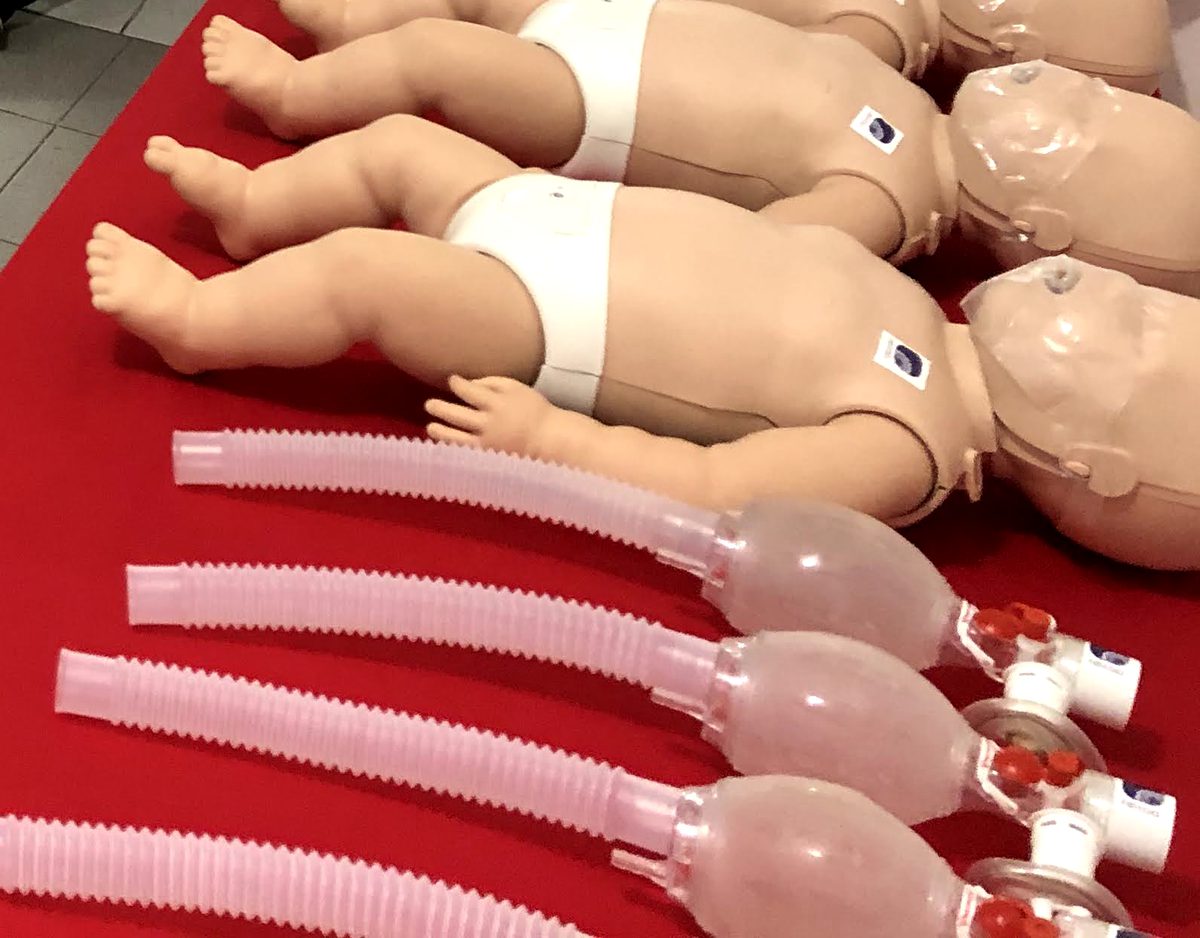 Maniquíes de lactante y bolsas-mascarilla listos para la práctica.