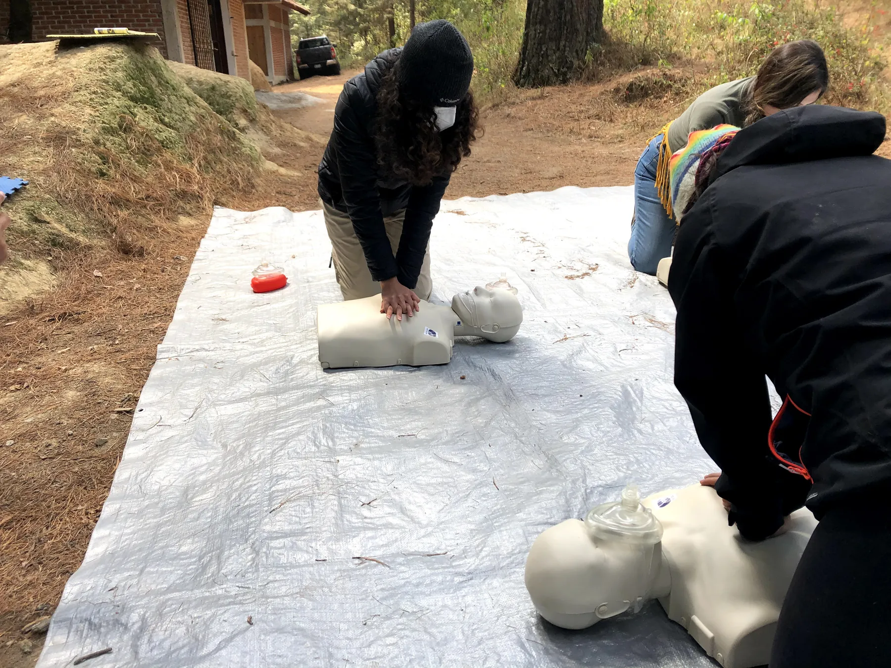 RCP en maniquíes sobre una lona, en el bosque.
